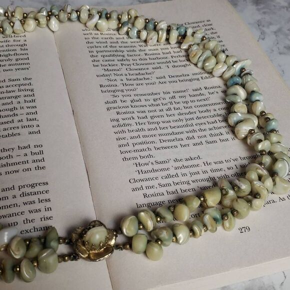 Vintage Rare Mother of Pearl Necklace with Pendent - Picture 6 of 16